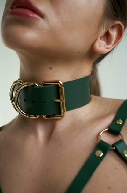 green choker