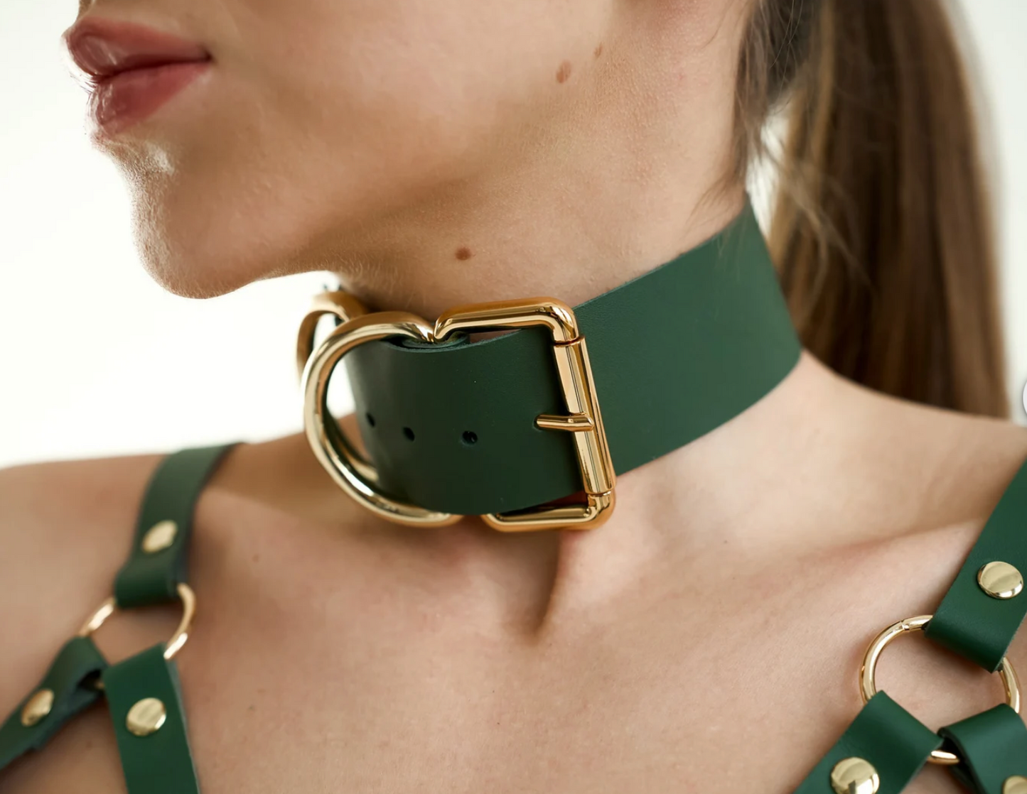 green choker gold 